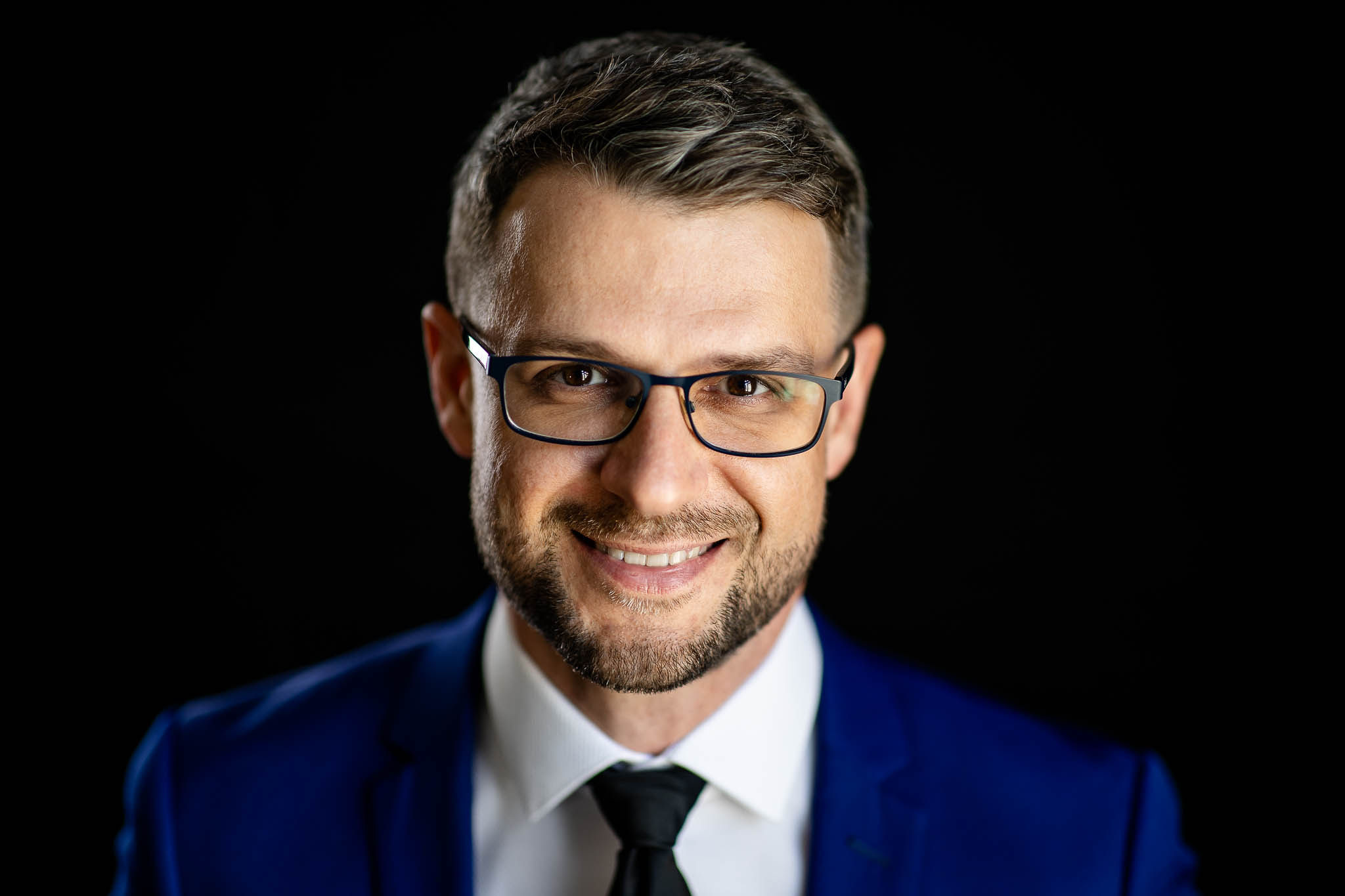 Profesjonalne zdjęcie do LinkedIn mężczyzny w garniturze wykonane podczas sesji biznesowej we Wrocławiu