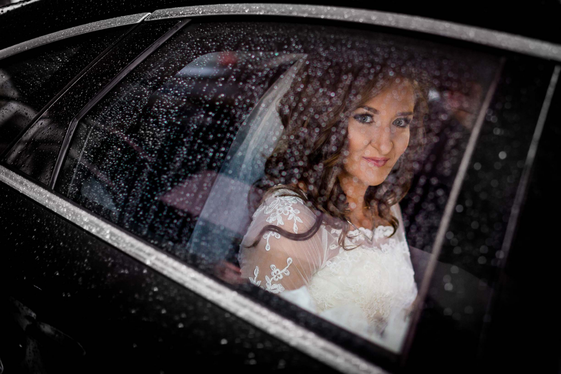 Portret Panny Młodej w samochodzie - deszczowy dzień