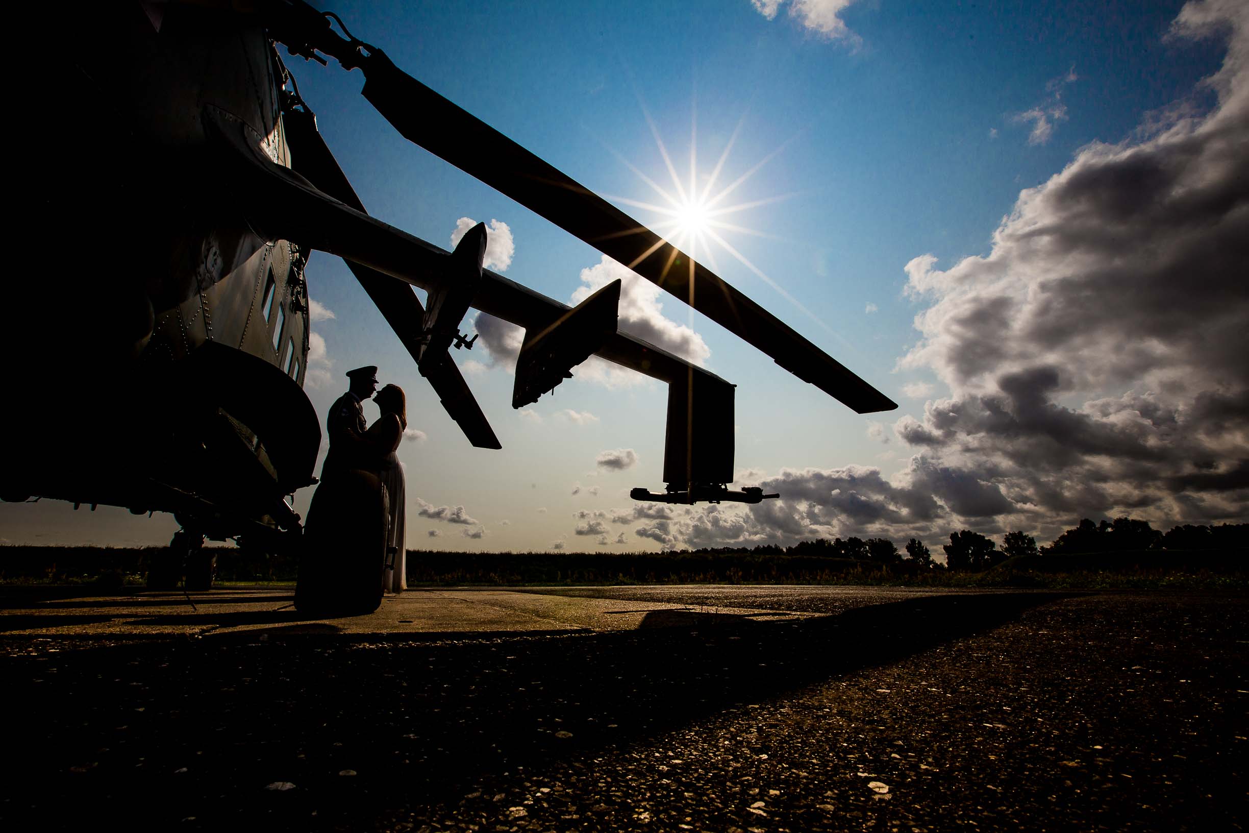 Militarna sesja ślubna ze śmigłowcem helikopter wojskowy sesja ślubna