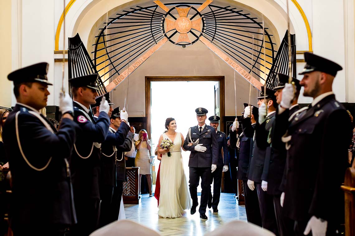szpaler wojskowy na ślubie ślub wojskowy szpaler wojska ślub w mundurze ślub żołnierza szpaler dla pary młodej asysta honorowa