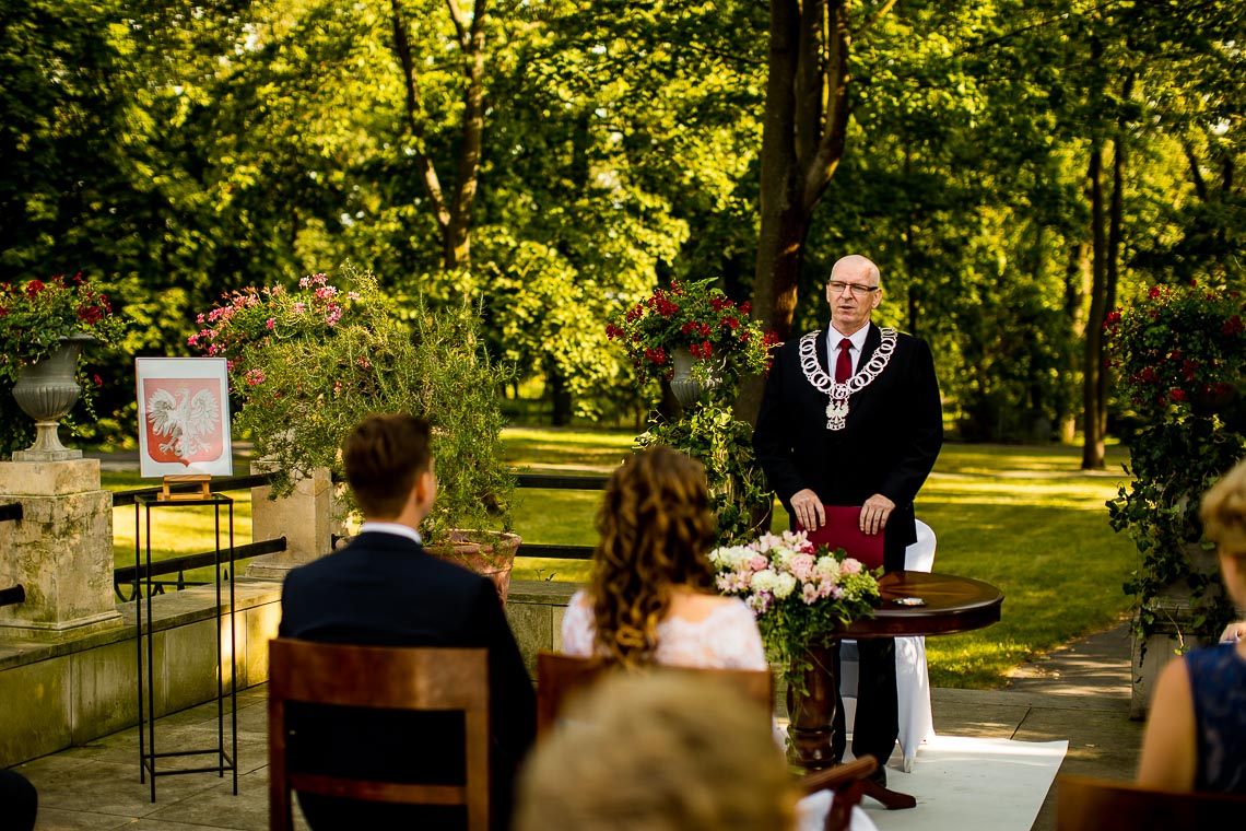Ślub plenerowy w ogrodzie różanym