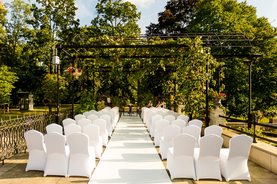 Biały dywan na ślubie plenerowym, ślub plenerowy w ogrodzie różanym, Wilanów, Pałac Wilanów