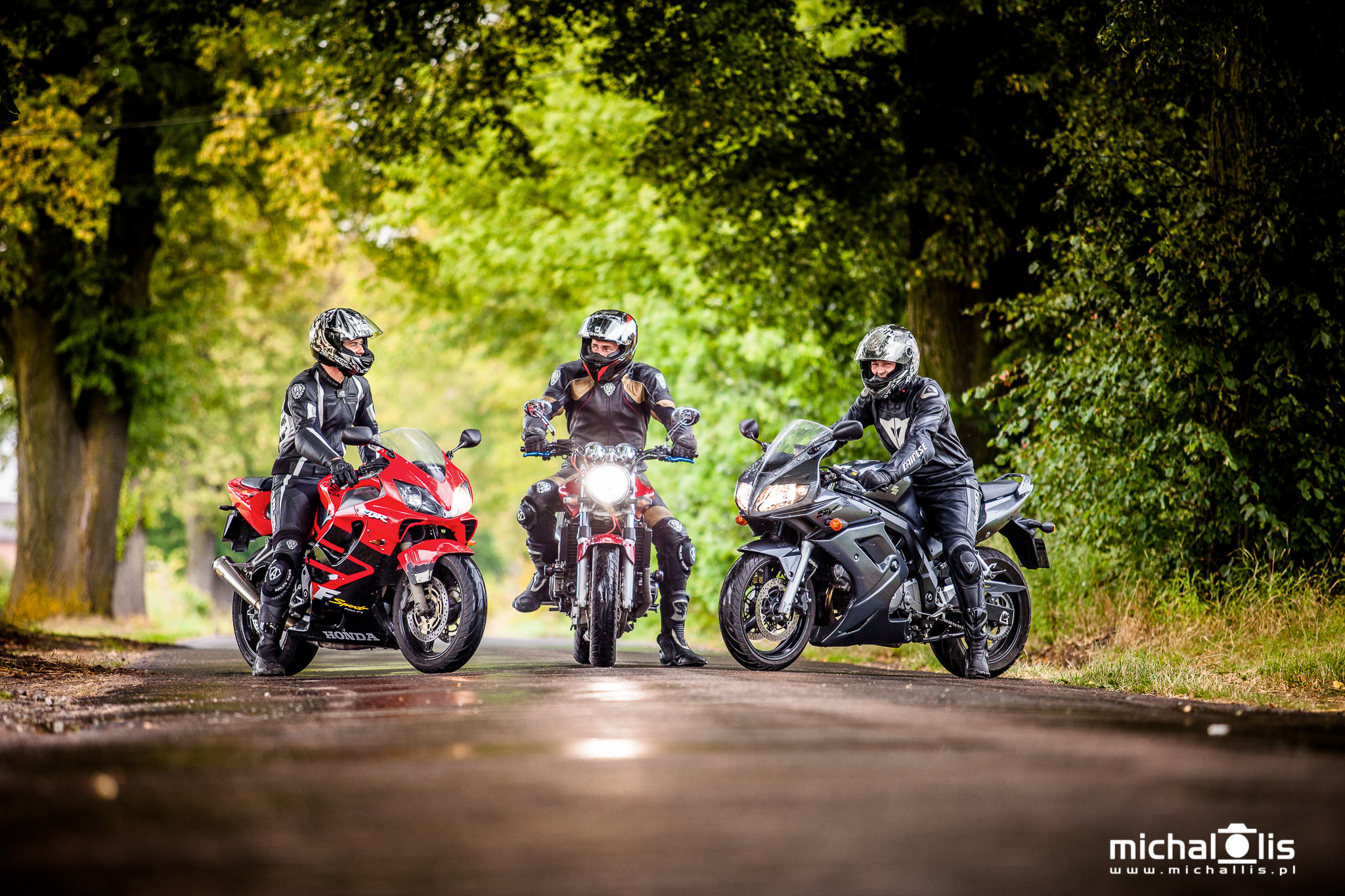 Zdjęcie grupowe na trzech motocyklach. Portrety na motorze