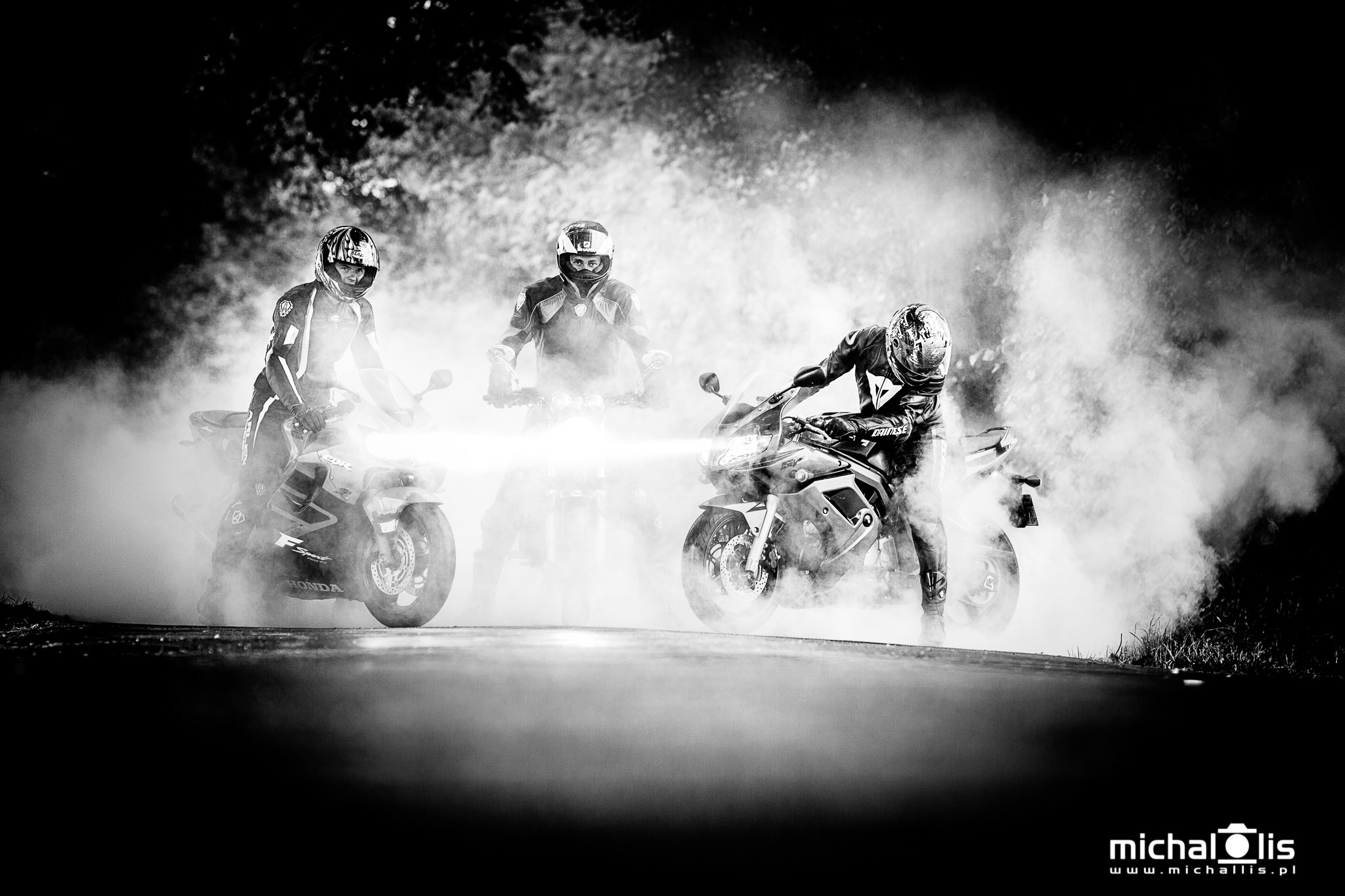 Sesja na motocyklach - palenie gumy - zdjęcie grupowe