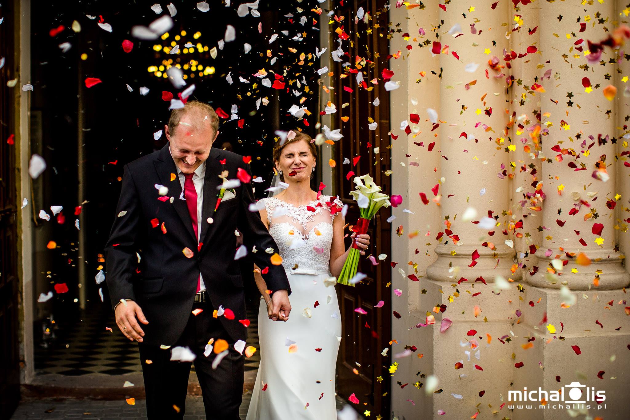 konfetti na wyjście z kościoła para młoda ślub tuby z konfetti płatki róż 