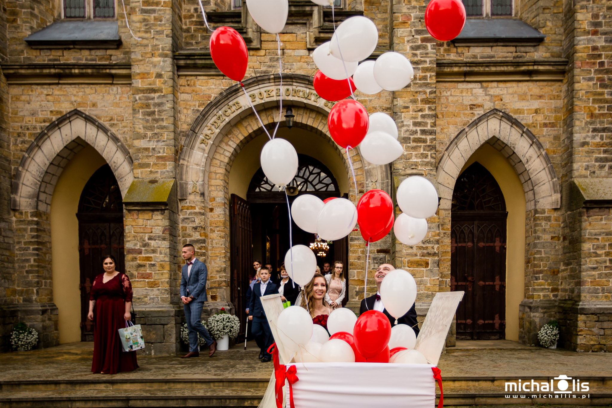 wyjście z kościoła, balony, puszczanie balonów, wypuszczanie balonów