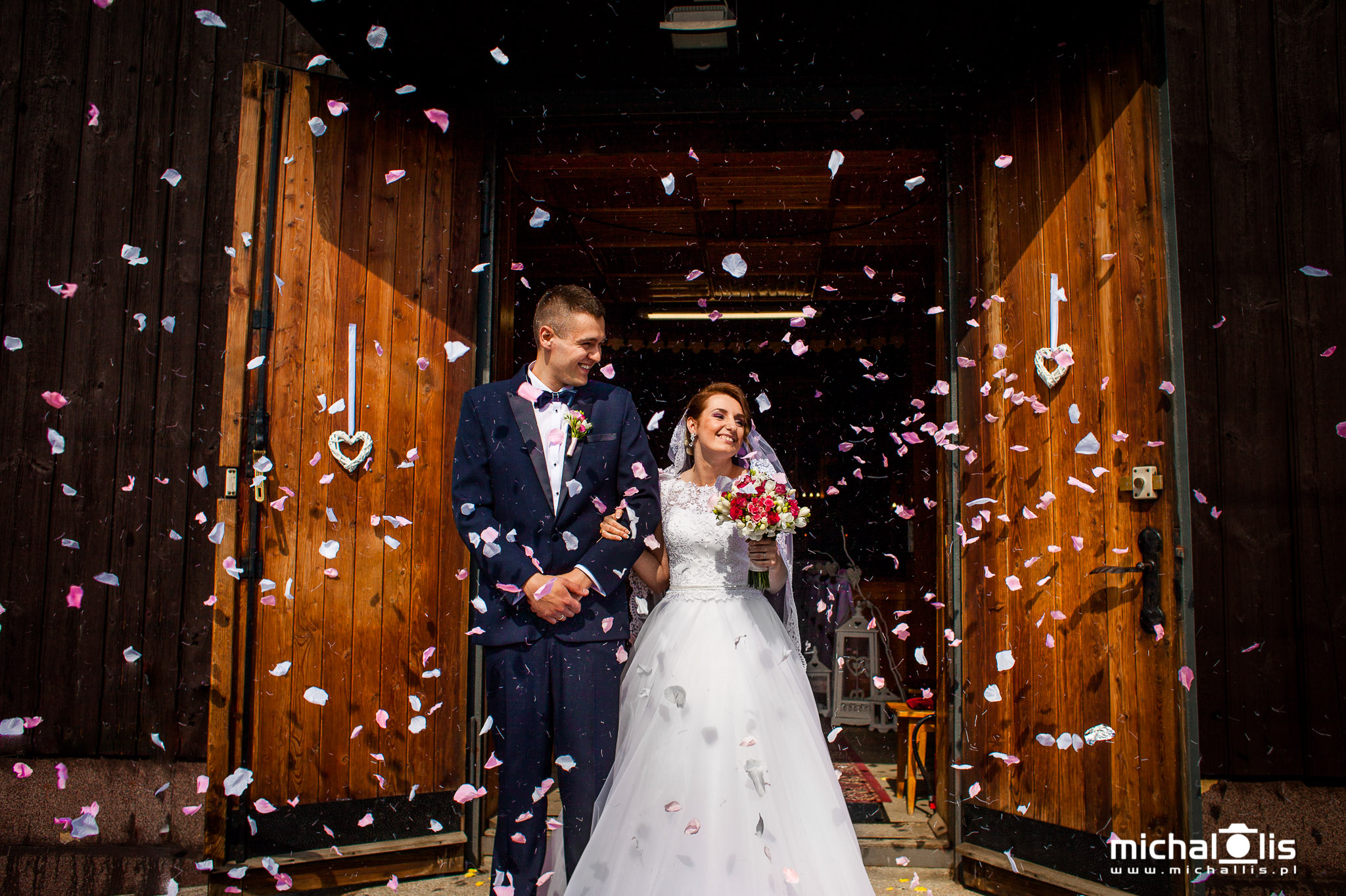7 pomysłów na wyjście z kościoła, konfetti na wyjście z kościoła para młoda ślub tuby z konfetti płatki róż różowe płatki