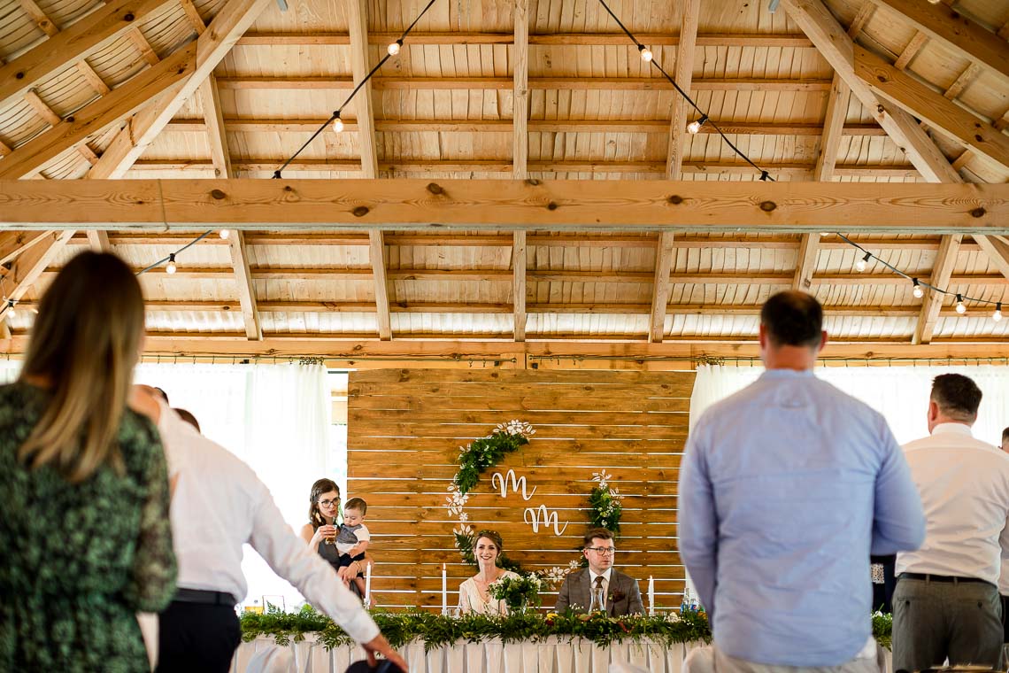 stół prezydialny na weselu z klasą, rustykalne wesele, ścianka za parą młodą