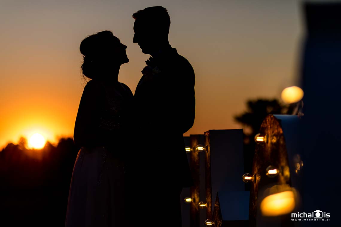 sesja o zachodzie słońca w dniu ślubu