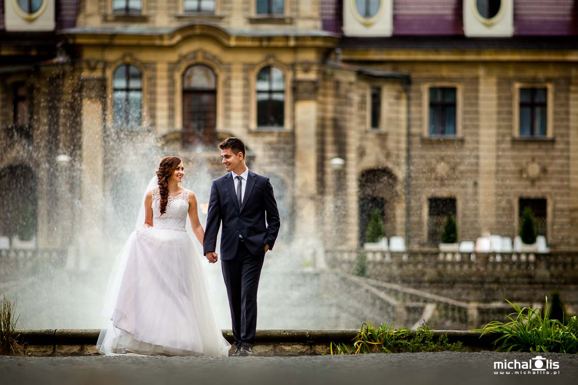 Sesja ślubna w zamku w Mosznej - fontanna