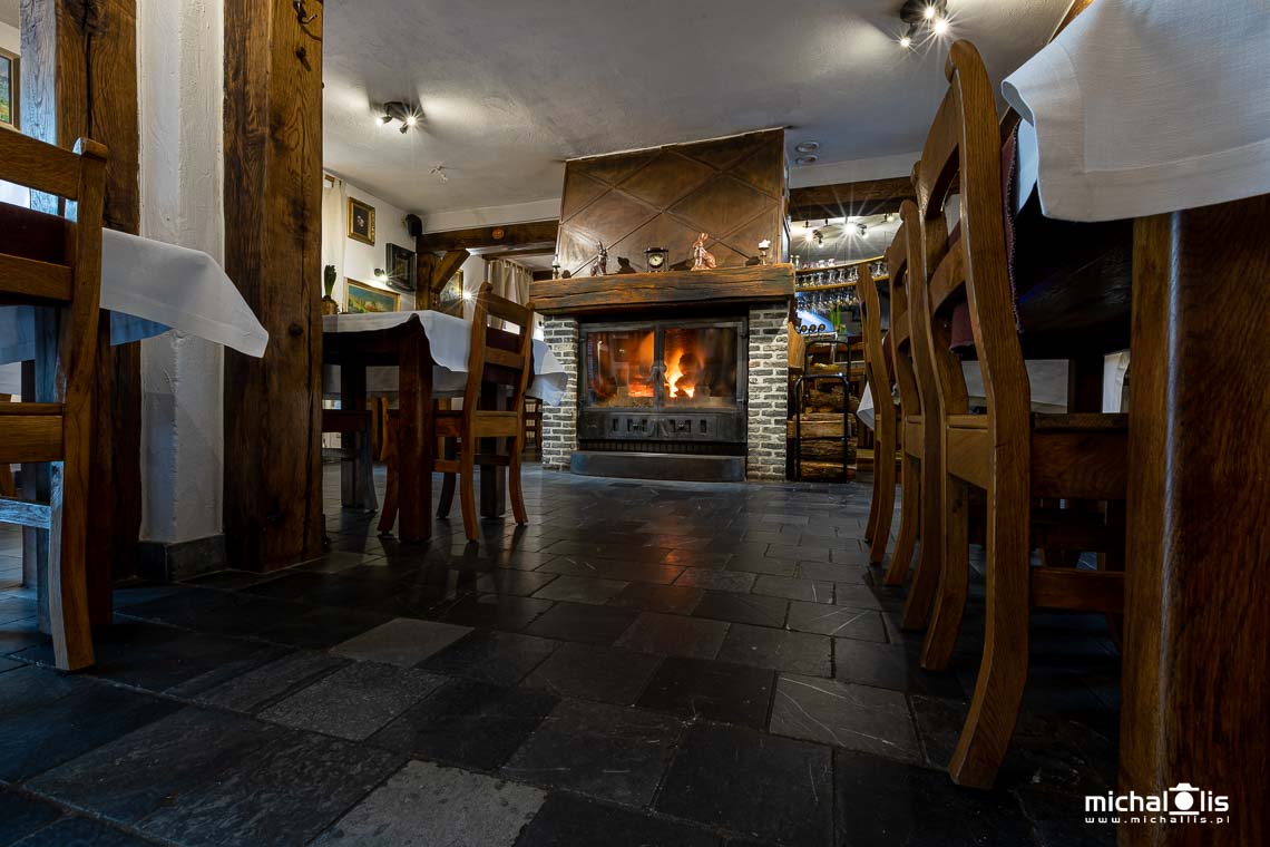 Zdjęcia restauracji Gościniec Pod Zającem - zdjęcia wnętrz - kominek - główna sala