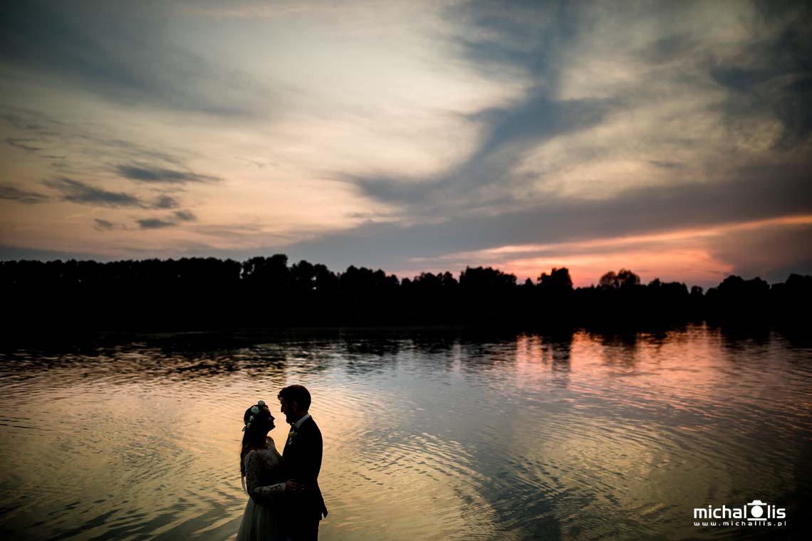 Plener ślubny nad jeziorem - sesja nad wodą o zachodzie słońca