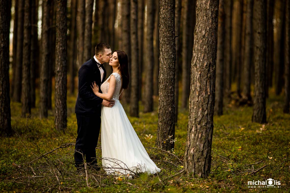 sesja ślubna w lesie - romantyczne zdjęcia ślubne