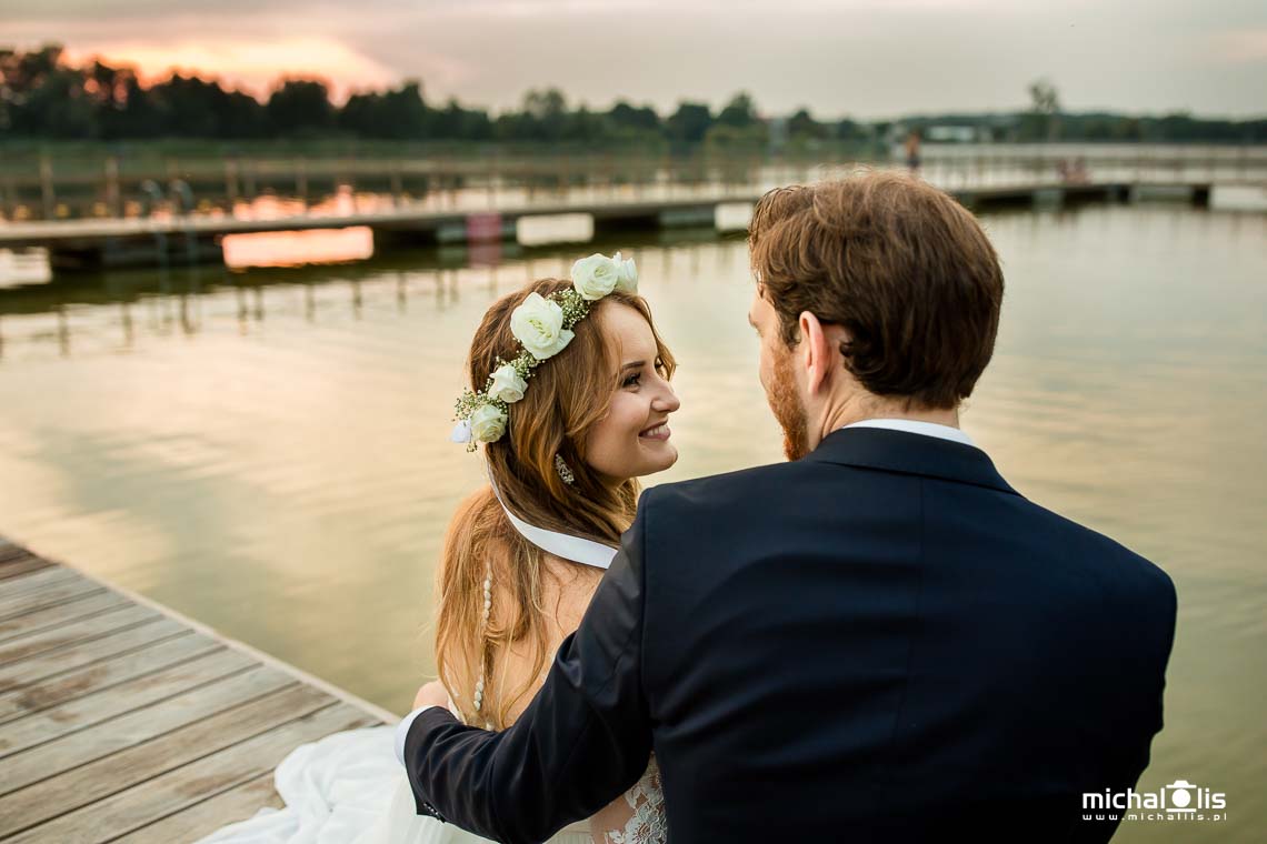 Poślubna sesja nad jeziorem