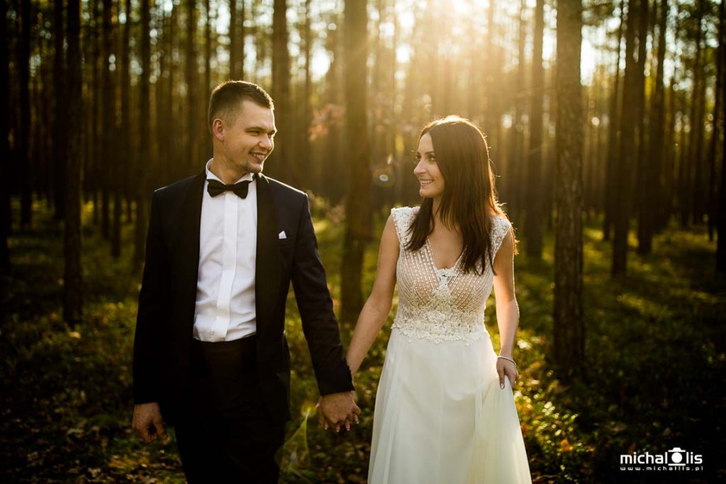 słońce las para młoda sesja ślubna w lesie
