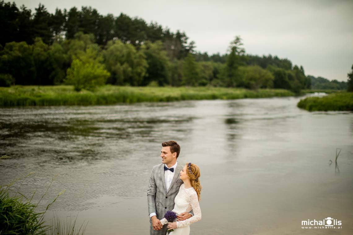 rustykalna sesja ślubna w plenerze nad rzeką