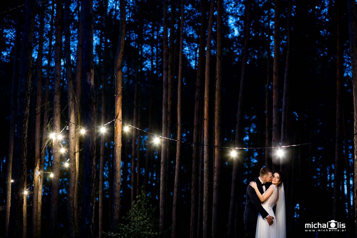 Rustykalna sesja w dniu ślubu, girlandy żarówkowe, Boho sesja w lesie.