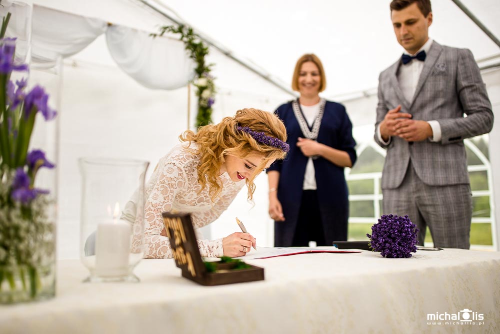 podpisywanie dokumentów na ślubie cywilnym w plenerze