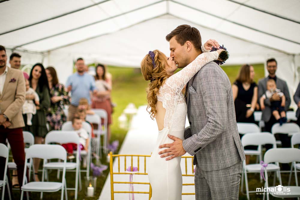 Pierwszy pocałunek na ślubie cywilnym w białym namiocie