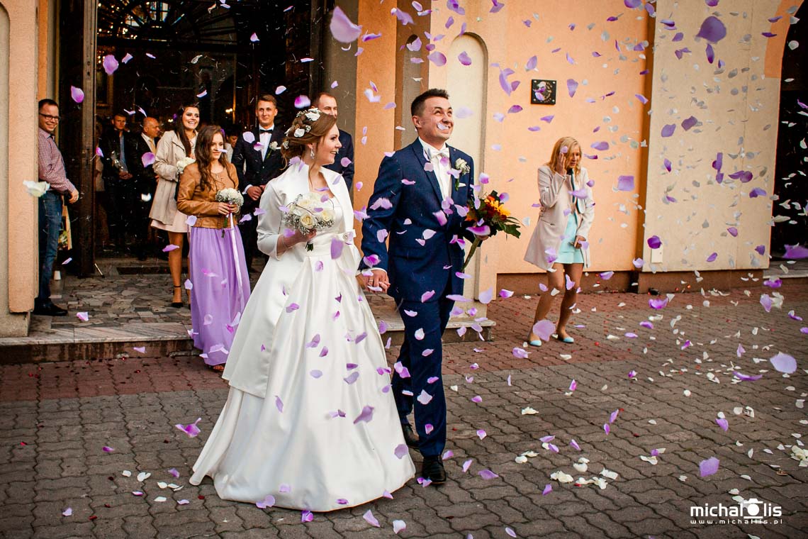 Fotograf Pabianice - wyjście z kościoła - fioletowe konfetti ślubne