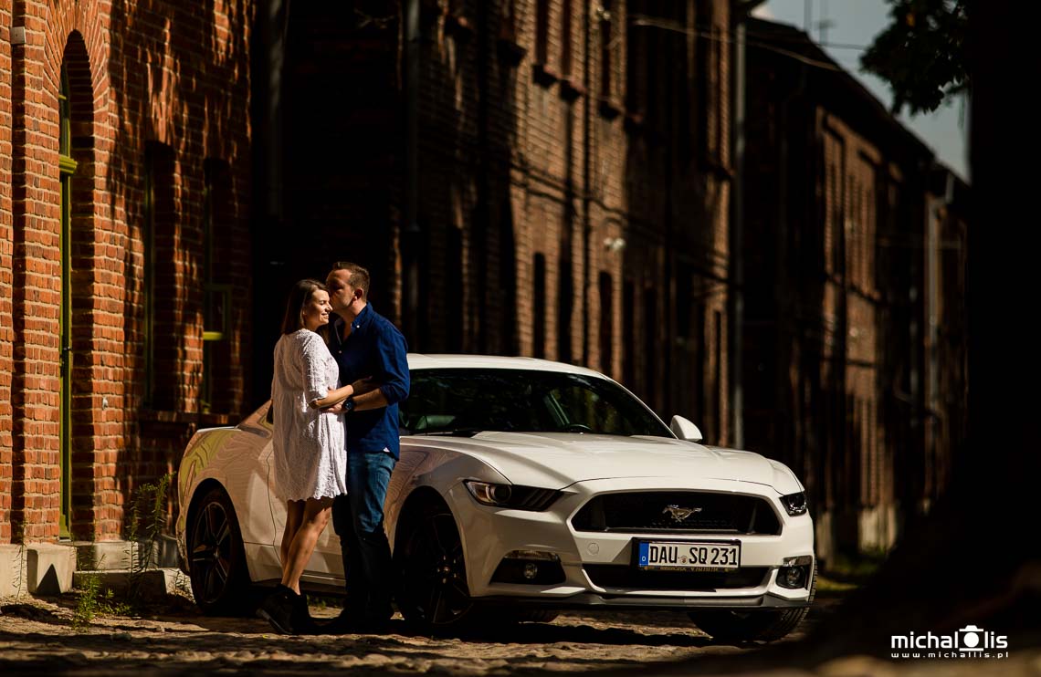 Sesja z samochodem - wyjątkowa sesja narzeczeńska z białym Fordem Mustangiem