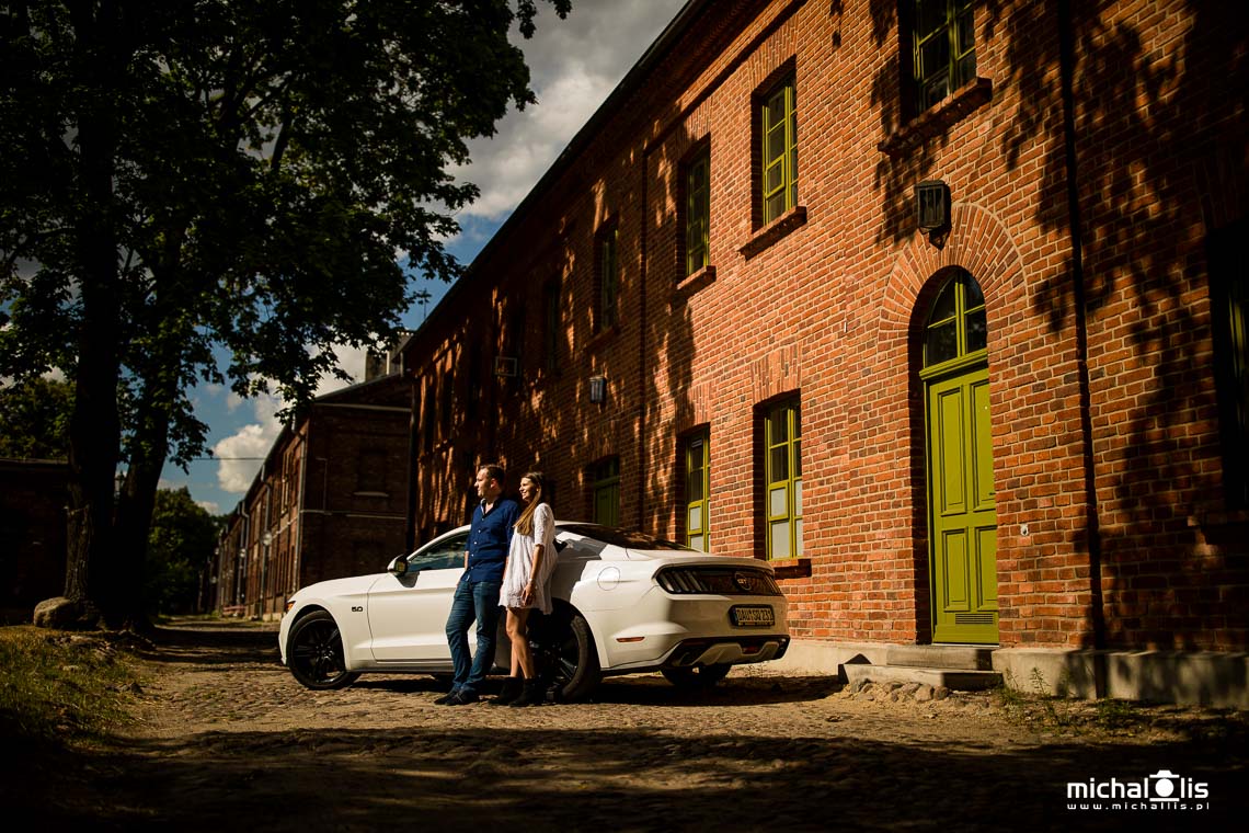 Sesja z samochodem - wyjątkowa sesja narzeczeńska z białym Fordem Mustangiem