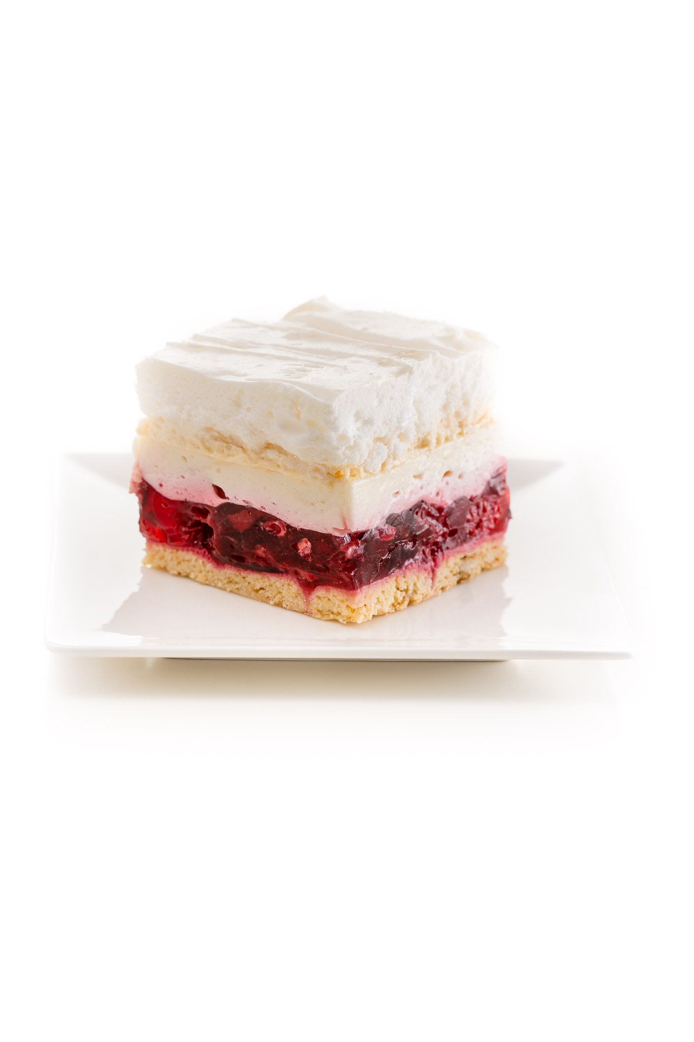 Zdjęcia ciast na białym tle - malinowa chmurka, sesja dla cukierni