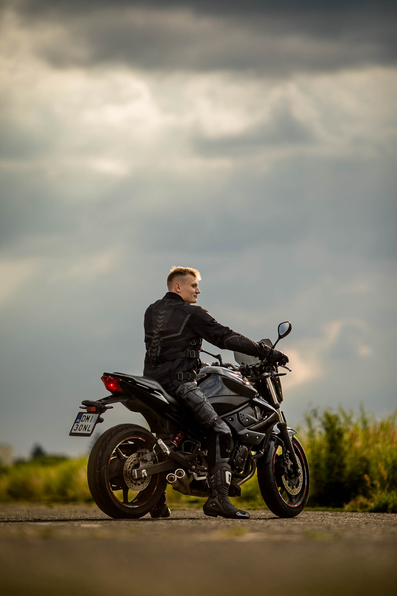 sesja portretowa wrocław męska sesja na motocyklu pomysł na zdjęcie profilowe